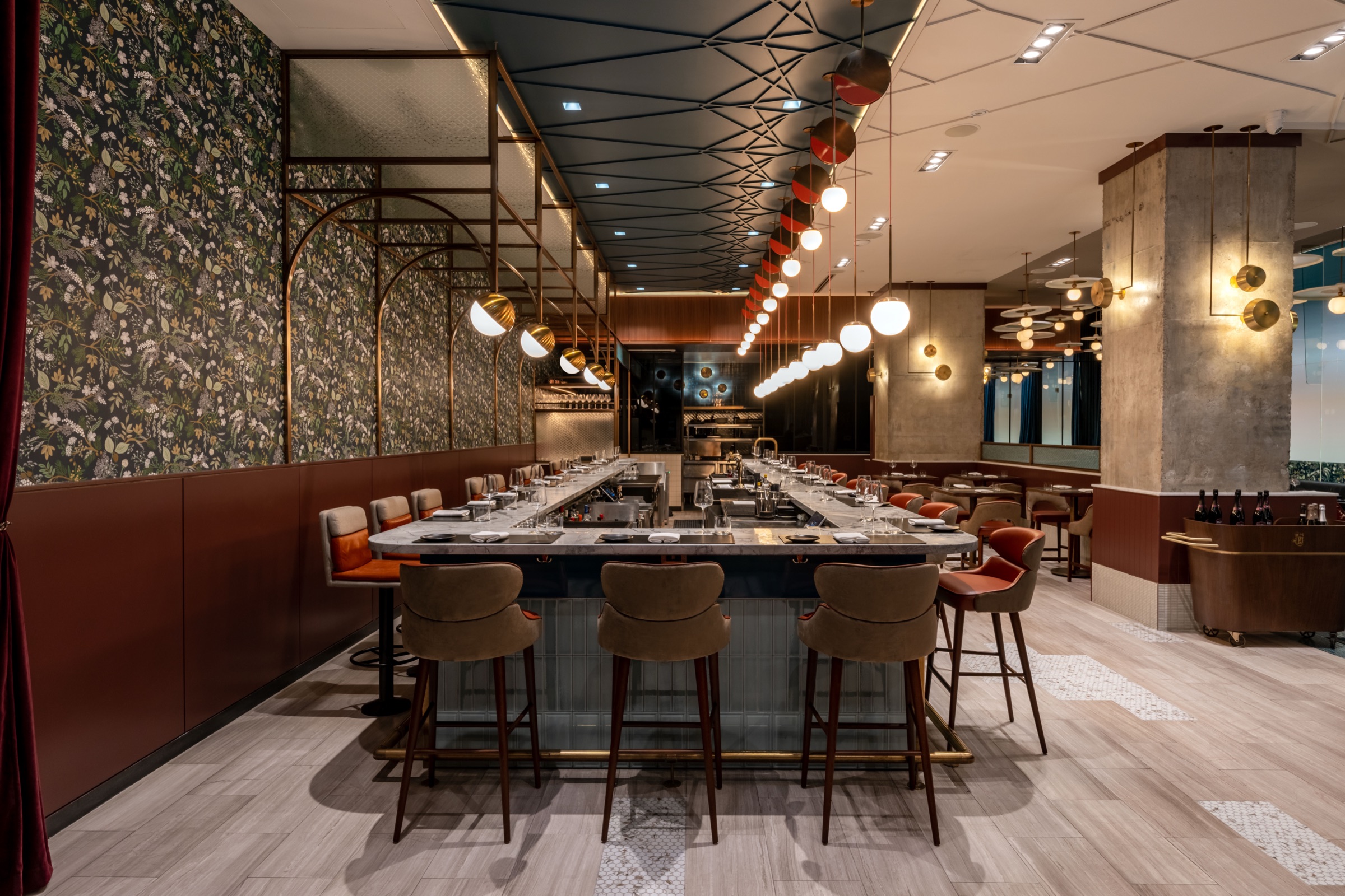 Guests and table setting at Restaurant Lucie